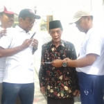 KH. Abdul Azis Khoiri saat memberikan ijazah penangkal virus corona kepada pejabat Lamongan. foto: NUR QOMAR/ BANGSAONLINE