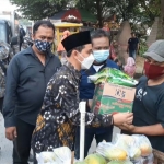 Gus Barra, Direktur Utama ASC Foundation saat menyerahkan bantuan paket sembako kepada pedagang.