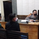 Yogi saat melapor di Mapolsek Kademangan, Rabu (9/6/2021). (foto: ist)