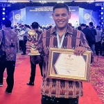 Wali Kota Kediri, Abdullah Abu Bakar, saat menerima UHC Award 2023.