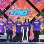 Pj Wali Kota Kediri Zanariah (empat dari kiri) bersama Kepala OJK Kediri Ismirani Saputri, saat membuka kegiatan Financial Festival (FinFest) tahun 2024. Foto: Ist.