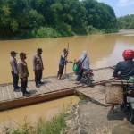 Anggota Polsek Pangkur sedang melakukan pemantauan kepada salah satu pelaku jasa penyeberangan.