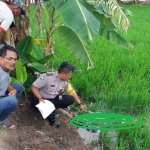 Petugas Polsek Dukun ketika melakukan olah TKP dan mengevakuasi korban. foto: ist.