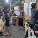 Para petugas KPPS di salah satu TPS Kedung Sroko Pacar Kembang, Tambak Sari, Surabaya, bekerja sejak pagi hingga sekira pukul 2 pagi. Foto diambil pukul 11 malam. Foto: BANGSAONLINE