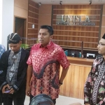 Kapolres Lamongan AKBP Feby Hutagalung(baju merah) memberikan keterangan. foto: NUR QOMAR/ BANGSAONLINE