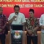 Ketua KPU Kabupaten Kediri Nanang Qosim saat mengumumkan status berkas pendaftaran paslon. Foto: Ist. 