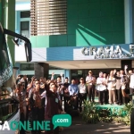 Menag Lukman Hakim Saifuddin ditemani Kakanwil Kemenag Prov Jatim Syamsul Bahri saat melambaikan tangan kepada rombongan jemaah calon haji Kloter 1 yang akan menuju ke Bandara Juanda. foto: YUDI A/BANGSAONLINE