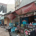 Situasi Pasar Arosbaya Bangkalan. Banyak warung makan tutup, mereka hanya melayani  untuk bungkus, tidak makan di tempat. foto: Subaidah/ BANGSAONLINE.c