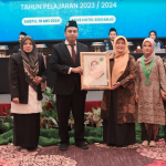 Stafsus Wapres RI, Zumrotul Mukaffa menerima cinderamata saat menghadiri wisuda tahun 2024 siswa Smaisda (dok. Ist)