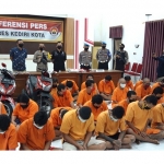 Kapolres Kediri Kota AKBP Miko Indrayana dan jajaran, saat menggelar jumpa pers dengan menghadirkan para tersangka di Mapolres Kota Kediri, Selasa (30/6). foto: MUJI HARJITA/ BANGSAONLINE