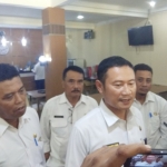 Yuhronur Efendi, sekdakab Lamongan saat memberikan keterangan persnya.