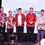 Plt. Wali Kota Pasuruan foto bersama Ketua DPRD, Jajaran Forkopimda, Sekretaris Daerah, Kepala Dinas Perpustakaan dan Kearsipan Provinsi Jawa Timur, Pengasuh Pondok Pesantren Bayt Al-Hikmah, serta Tokoh Agama.