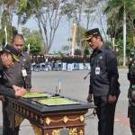 Bupati, Sambari HR, disaksikan Wabup, Moh.Qosim dan Dandim 0817, Letkol (Arm), Hendro.S ketika teken berita acara TMMD. foto: SYUHUD/ BANGSAONLINE