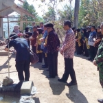 Bupati Pacitan Indartato saat meletakkan batu pertama pembangunan SDN Pucangombo 3.