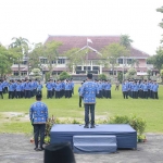 Upacara rutin tiap tanggal 17 yang digelar Pemerintah Kabupaten Pamekasan di Lapangan Mandhapa Ronggosukowati.
