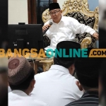 Prof Dr KH Asep Saifuddin Chalim, MA saat membacakan kitab di PP Amanatul Ummah 02 Leuwimunding Majalengka Jawa Barat, Selasa (13/6/2023). Foto: BANGSAONLINE