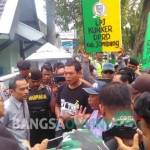 Puluhan massa dari FRMJ saat demo desak Kejari segera mengusut dugaan reses fiktif dan penyelewengan kunker DPRD Jombang. foto: BANGSAONLINE