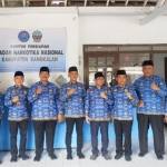 Plt Bupati Mohni (tiga dari kiri) saat foto bersama dengan pejabat pemkab di depan kantor BNNK.