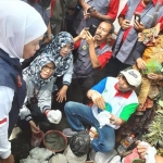 Gubernur Jatim Khofifah Indar Parawansa saat meninjau stan Dinas LH Kota Batu.