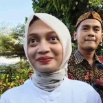 Calon Wali Kota Kediri nomor urut 1 Vinanda Prameswati didampingi Reza Darmawan saat memberi keterangan kepada wartawan. Foto: Muji Harjita/bangsaonline.