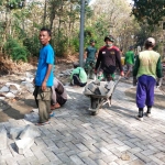 Proses pavingisasi di salah satu desa di Ngawi.