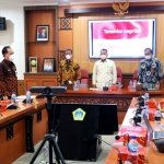 Bupati Gresik, Fandi Akhmad Yani, didampingi Sekda Gresik, Achmad Washil, bersama kepala OPD saat monev dengan KPK. Foto: SYUHUD/ BANGSAONLINE