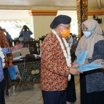 Bupati Sumenep, Dr. K.H. A. Busyro Karim pada acara Pembinaan ASN dan Penyuluh KKBPK serta Penyerahan Bantuan BKB Kit Stunting dan lemari alkon di Pendopo Agung Keraton Sumenep, Selasa (13/10/2020). (foto: ist).