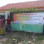 Pemasangan banner somasi di pagar SMKN 1 Pasean.