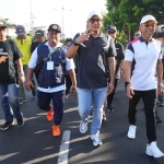 Pj Wali Kota Mojokerto saat jalan sehat peringatan May Day 2024.