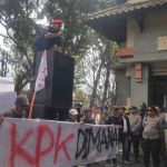 Demo yang digelar Grib atau Gerakan Rakyat Indonesia Bersatu di Kantor Bupati Malang.