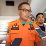 Kepala Pelaksana BPBD Sampang, Asroni, saat memberi keterangan bencana alam kepada awak media. Foto: MUTAMMIM/BANGSAONLINE