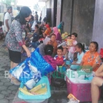 Dinas Kesehatan menyuplai air kemasan di pengungsian. foto: YUDI EP/ BANGSAONLINE