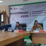 BERI KETERANGAN: Kanwil DJP Jatim II saat konferensi pers terkait tersangka kasus perpajakan, Kamis (8/12/2022). foto: MUSTAIN/ BANGSAONLINE