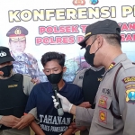 Kapolsek Tlanakan, AKP Achmad Supriyadi, saat bersama pelaku curanmor. 