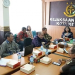 Pj Wali Kota Kediri, Zanariah, saat mengikuti paparan bersama para pejabat terkait. Foto: Ist