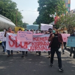 Aksi unjuk rasa puluhan wartawan. (foto: ist)