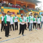 SIMBOLIS: Ketua KONI Sidoarjo M Franki Effendi melakukan serve, saat pembukaan Porkab Sidoarjo 2016, di GOR Voli Pasir, Sidoarjo, Jumat (18/11). foto: mustain/ bangsaonline 