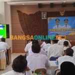 Suasana pembekalan yang dilakukan DPMP Lamongan kepada 125 kepala desa terpilih. Foto: NUR QOMAR HADI/BANGSAONLINE