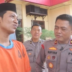 Wakapolres Probolinggo, Kompol Supiyan, saat menginterogasi mantan Kepala Desa Sidopekso.