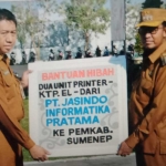 Bupati Sumenep Achmad Fauzi Wongsojudo bersama Kepala Disdukcapil Sahwan saat menerima bantuan berupa 2 unit printer KTP dan 2 unit sepeda motor secara simbolis dari PT. Jasundo. 