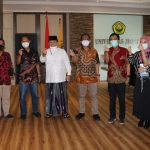 Bupati Jember Terpilih Hendy Siswanto (baju putih) saat melakukan kunjungan ke Universitas Jember.