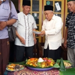 Dr KH Asep Saifuddin Chalim saat memotong tumpeng untuk pembukaan posko kemenangan Khofiffah dan Emil sebagai calon gubernur dan wakil gubernur di Sumbergedang Pandaan Pasuruan Jawa Timur, Rabu (29/2/2018). Foto; bangsaonline.com