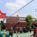 Final pertandingan bola voli di halaman Polres Ngawi.