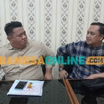 Ketua DPC PDIP, Andì Handoko, saat berbincang dengan kader PPP, Arifin. Foto: SYAIFUL BAHRI/BANGSAONLINE