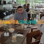 Direktur Operasional PT RBNP, David Yurianto (dua dari kiri), bersama jajaran manajemen saat memberikan keterangan soal penggerebekan prostitusi online. Foto: SYUHUD/BANGSAONLINE.