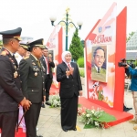 Gubernur Khofifah saat menunjukkan foto pahlawan kepada para tamu undangan.