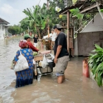 Sejumlah akses jalan penghubung dusun yang terendam air dengan ketinggian mencapai lutut orang dewasa.