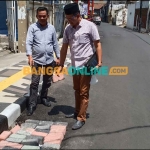 Ketua Komisi III DPRD Gresik, Sulisno Irbansyah, bersama Abdullah Hamdi selaku sekretaris komisi saat sidak pembangunan saluran air di 7 ruas penataan kota lama. Foto: SYUHUD/BANGSAONLINE