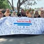 Anggota PIK-R SMK Negeri 1 Purwoasri saat menggelar aksi simpatik di kawasan SLG. Foto: MUJI HARJITA/ BANGSAONLINE