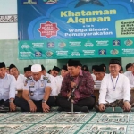 Wali Kota Kediri Abdullah Abu Bakar, Kalapas, pengasuh Ponpes Lirboyo KH Oeing Abdul Muid saat menggelar khataman di Lapas Kediri. foto: ARIF K/ BANGSAONLINE